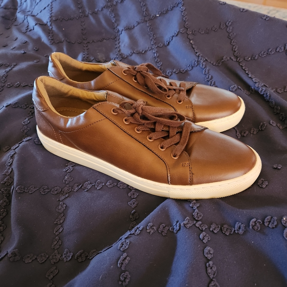 Banana Republic men's leatherette sneakers